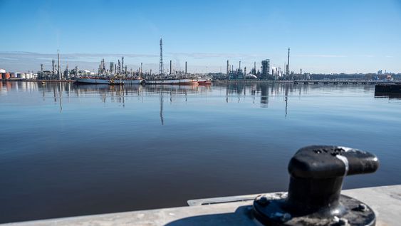 Vista de la refinería de La Teja desde el muelle del Puerto Capurro, en la terminal montevideana. Vista de la refinería de La Teja desde el muelle del Puerto Capurro, en la terminal montevideana.
