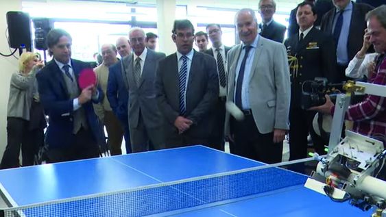 Lacalle Pou y un robot, en la reciente inauguración de la Facultad de Ingeniería de la Universidad de Montevideo. Foto: Presidencia Lacalle Pou y un robot, en la reciente inauguración de la Facultad de Ingeniería de la Universidad de Montevideo. Foto: Presidencia