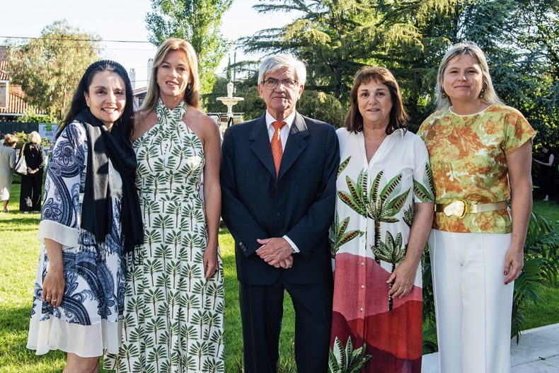 Giovanna Paparelli, de ADA, la impulsora de Sembrando Lorena Ponce de León, el embajador de Argentina Alberto Iribarne, Belén Trigo, de ADA, y la directora ejecutiva de Sembrando Andrea Bellolio
