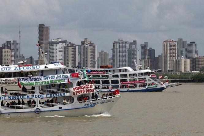 Embarcaciones con integrantes de diversos movimientos sociales e indígenas navegan por la bahía de Guajará, en Belém (Brasil).&nbsp;