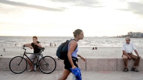 Gente en la playa Ramírez.&nbsp;
