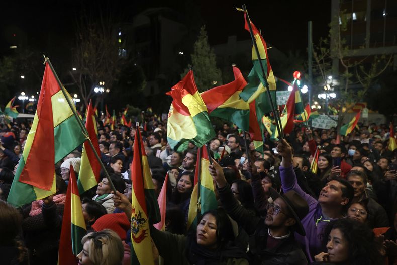 Seguidores del candidato a la Presidencia de Bolivia por el Partido Demócrata Cristiano (PDC), Rodrigo Paz Pereira, agitan banderas de Bolivia este domingo, en La Paz (Bolivia)