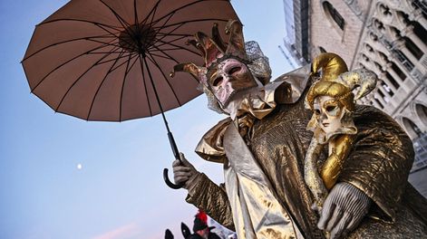 Los juerguistas —como se les denomina a los participantes del Carnaval de Venecia— lucieron sus máscaras y trajes tradicionales barrocos.