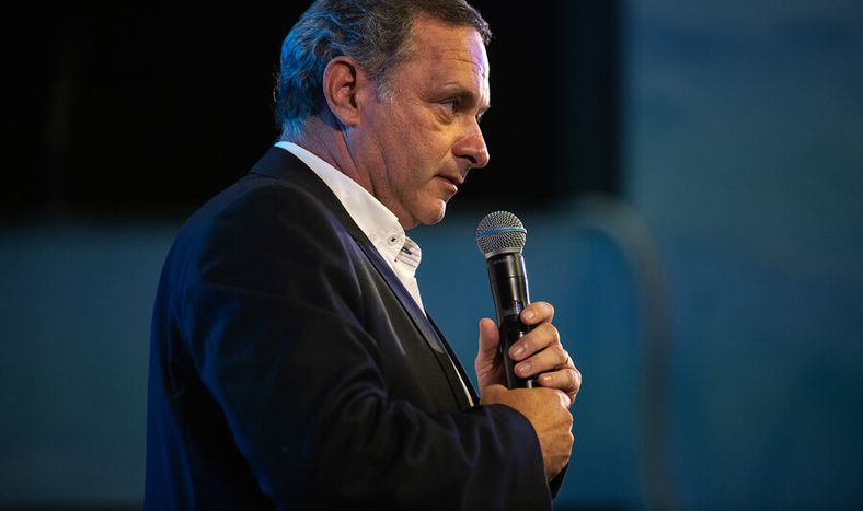 Tres encuestas dan a Delgado como favorito.