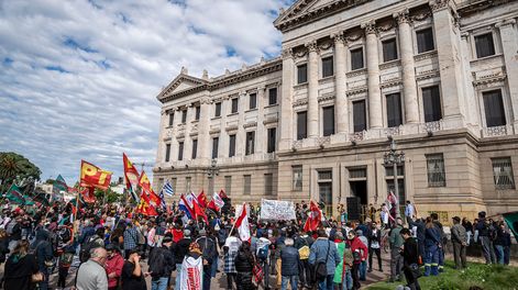 Crecen alertas contra el plebiscito de la seguridad social, mientras la fórmula del Frente Amplio se mantiene en silencio