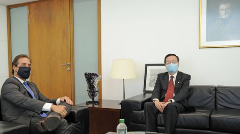 Reunión de Lacalle Pou y embajador chino Wang Gang, en Torre Ejecutiva.