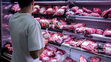 Supermercado en Montevideo. Foto: Javier Calvelo / adhocFOTOS