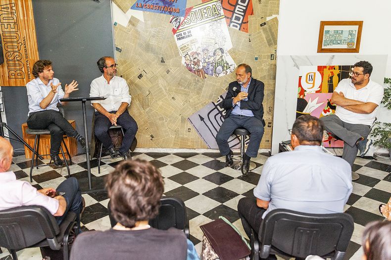Editor de Búsqueda Guillermo Draper y director periodístico de Búsqueda Andrés Danza con los legisladores Jorge Gandini y Alejandro Sánchez