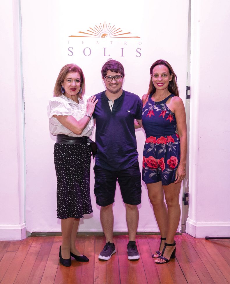 Agustín Martínez con las actrices de la Comedia Nacional Claudia Rossi y Natalia Chiarelli