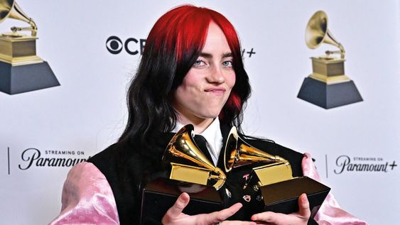 Billie Eilish posó con sus Grammy a Canción del año y Mejor canción escrita en medio visual por What Was I Made For? Foto: Frederic J. Brown, AFP
