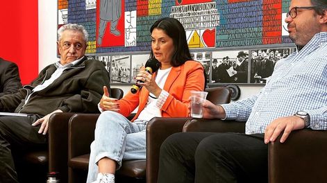 Virginia Cáceres, durante las “tertulias socialdemócratas” en la sede del Partido Colorado. Foto: Cortesía Partido Colorado