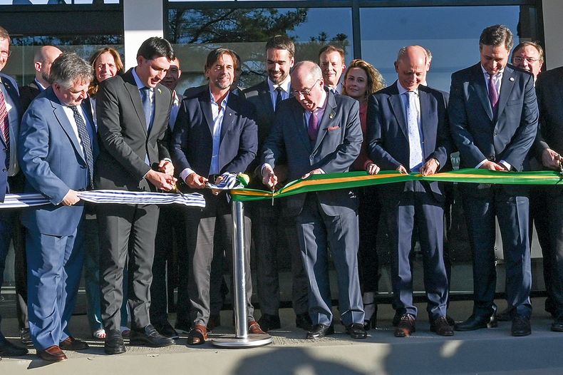 Canciller Omar Paganini, ministro de Puertos y Aeropuertos de Brasil Sílvio Costa Filho, presidente Luis Lacalle Pou, canciller de Brasil Mauro Vieira, ministro de Defensa Javier García y CEO de Corporación América Airports Martín Eurnekian