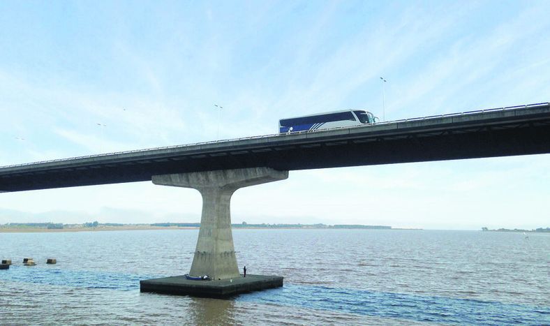 Ómnibus cruzando el puente del río Santa Lucía. Foto: Ricardo Antúnez / adhocFOTOS