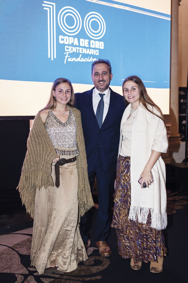 Presidente de la Fundación Copa de Oro Diego Schaffer con Delfina&nbsp;y Federica Schaffer