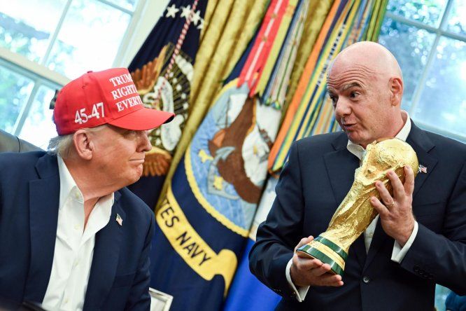 El presidente de la FIFA, Gianni Infantino (d), entrega al presidente estadounidense, Donald Trump (i), el trofeo de la Copa Mundial de la FIFA.