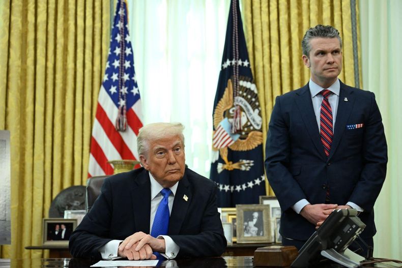 El presidente de Estados Unidos, Donald Trump, y el secretario de Defensa, Pete Hegseth, durante un evento en la Oficina Oval de la Casa Blanca en Washington.