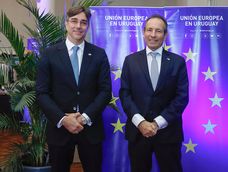 De la UE: jefe adjunto Jan Mikołaj Dzieciolowski y embajador Petros Mavromichalis. De la UE: jefe adjunto Jan Mikołaj Dzieciolowski y embajador Petros Mavromichalis.