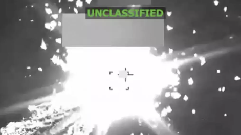 Captura de pantalla de un video publicado por el secretario de Defensa, Pete Hegseth, en su cuenta de X de lo que denominó un ataque mortal contra “narcoterroristas” en el Caribe.