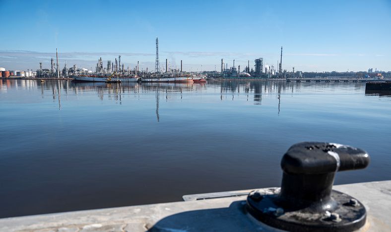 Vista de la refinería de La Teja desde el muelle del Puerto Capurro, en la terminal montevideana.