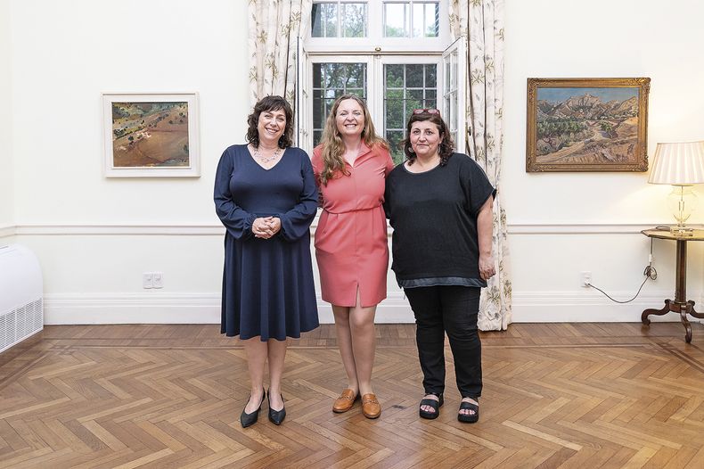 La embajadora británica en Uruguay Faye O’Connor, la embajadora británica en Argentina Kirsty Hayes y Andrea Tuana, directora ejecutiva de El Paso