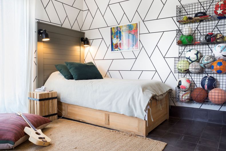 Para el dormitorio de Francisco (10) se eligió un empapelado abstracto para dar un aspecto atemporal a la habitación, en donde el diseño se adapta a las necesidades pero manteniendo un look industrial