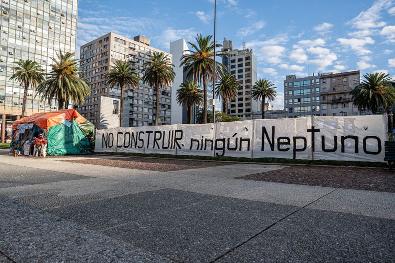 Militantes contra el proyecto Neptuno, frente a la Torre Ejecutiva, en abril&nbsp;