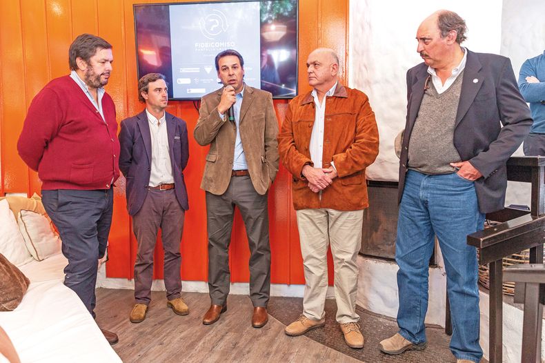 Alejandro Dutra, el presidente de la Sociedad de Criadores de Hereford Fernando Alfonso, el gerente de Agronegocios de Itaú José Zerbino, el presidente de Pantalla Uruguay Otto Fernández y Lucas Gremminger