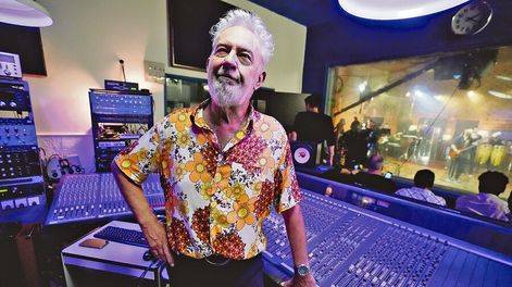 Búsqueda | Lalo Mir en el estudio Sondor durante la grabación de Lucas Sugo. Fotos: Javier Calvelo / adhocFOTOS