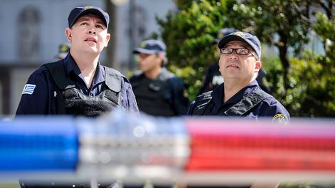 Dos policías vigilan una calle de Montevideo. Foto: Javier Calvelo / adhocFOTOS