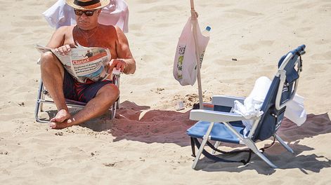 Turista argentino en playa de Punta del Este. Foto: Santiago Mazzarovich / adhocFOTOS
