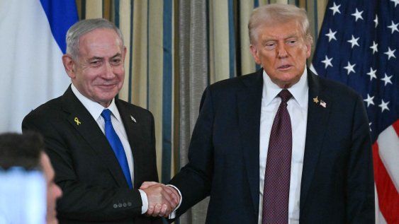 Donald Trump y Benjamin Netanyahu se estrechan la mano al concluir una conferencia de prensa conjunta en la Casa Blanca, el 29 de setiembre de 2025.