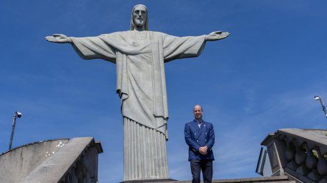 El príncipe de Gales, Guillermo, posa durante su última actividad turística en el Cristo Redentor antes de viajar a Belém para pronunciar un discurso en la COP30 este miércoles, en Rio de Janeiro.