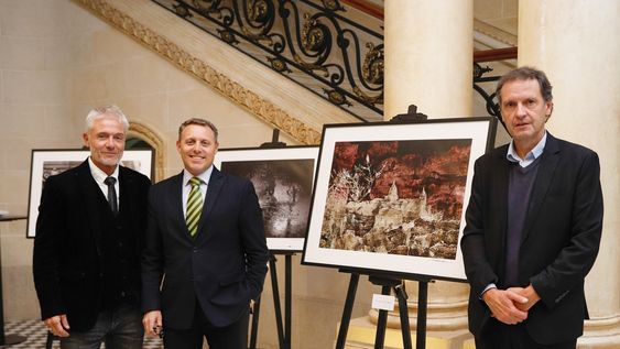 Fotógrafo Francisco Sacco, gerente general de Sofitel Diego Marcone y coorganizador de la muestra Sergio Goloubintseff.