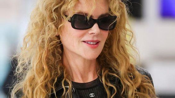 Tras décadas luciendo una melena entre lacia y ondulada, Nicole Kidman volvió finalmente a sus aclamados rulos naturales. Tras décadas luciendo una melena entre lacia y ondulada, Nicole Kidman volvió finalmente a sus aclamados rulos naturales.