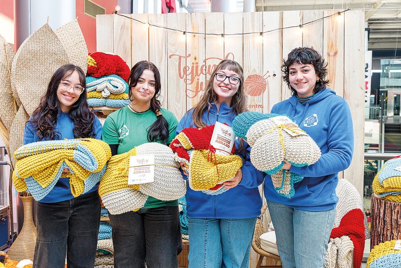 De Brazo Solidario: Victoria Suárez, Celeste Rodríguez, Lucrecia Escotto y Paula Montero