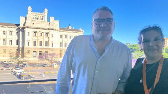 Alejandro Astesiano y Stella Maris Padrón, en el edificio anexo al Palacio Legislativo, previo al encuentro con la senadora frenteamplista Bettiana Díaz. Alejandro Astesiano y Stella Maris Padrón, en el edificio anexo al Palacio Legislativo, previo al encuentro con la senadora frenteamplista Bettiana Díaz.