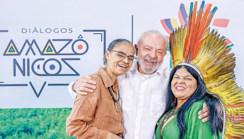 El presidente de Brasil Luiz Inácio Lula da Silva con la ministra de Medioambiente Marina Silva y la ministra indígena Sônia Guajajara, después de una entrevista que ofrecieron en el marco de la Cumbre Amazónica 2023 en Belém do Pará. Foto: Rica