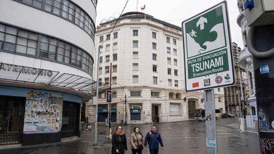 Personas caminan durante una evacuación este miércoles, en Valparaíso (Chile) Personas caminan durante una evacuación este miércoles, en Valparaíso (Chile)