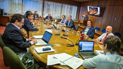 Reunión de la bancada de la coalición previo a la Comisión Especial de Seguridad Social en el Anexo del Palacio Legislativo. Foto: Mauricio Zina / adhocFOTOS