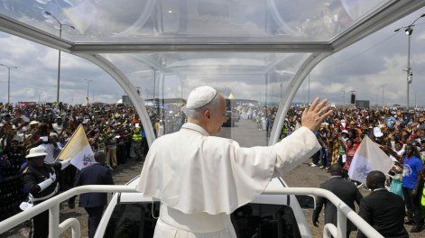 Una fotografía facilitada por Vatican Media muestra al Papa León XIV durante la Santa Misa en el Estadio Japoma de Douala, Camerún, el 17 de abril de 2026. El Papa León XIV se encuentra en un viaje apostólico a Camerún.