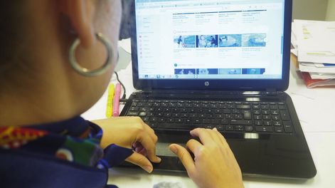Joven hace una compra web. Foto: Nicolás Der Agopián / Búsqueda