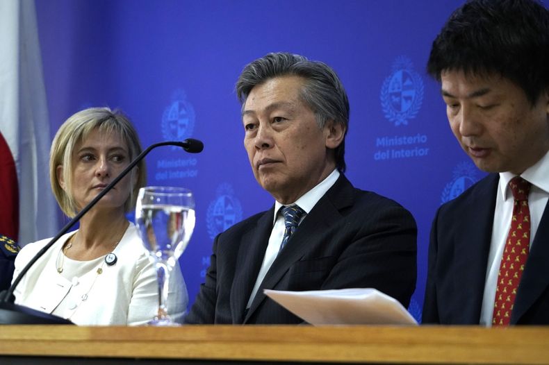 El embajador de Japón, al centro, junto a la subsecretaria del Ministerio del Interior.&nbsp;