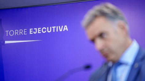 Yamandú Orsi en conferencia de prensa tras una reunión en la Torre Ejecutiva en Montevideo.