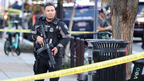 Un agente del Servicio Secreto de los Estados Unidos vigila cerca de la Casa Blanca luego de un tiroteo este miércoles, en Washington.