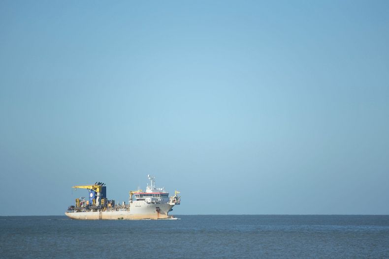 Barco pesquero en la costa de Montevideo