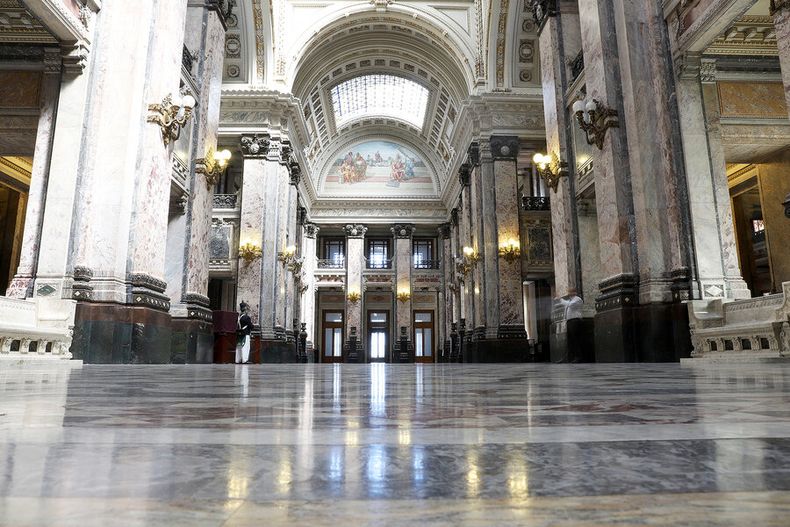 Legisladores oficialistas y opositores, concentrados en la consulta popular, relegan la actividad legislativa solo a lo imprescindible. Foto: NDA / Búsqueda