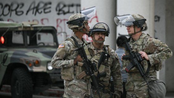 Miembros de la Guardia Nacional de California vigilan el exterior del Edificio Federal Edward R. Roybal tras otro día de protestas en respuesta a las operaciones federales de inmigración en Los Ángeles Miembros de la Guardia Nacional de California vigilan el exterior del Edificio Federal Edward R. Roybal tras otro día de protestas en respuesta a las operaciones federales de inmigración en Los Ángeles