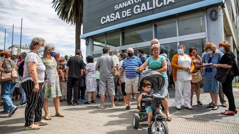 Asamblea de socios de Casa de Galicia en la sede central de Casa de Galicia en Montevideo. Foto: Mauricio Zina / adhocFOTOS