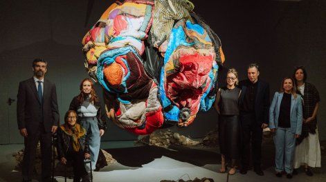 Embajador de Uruguay en Italia Alfredo Bogliaccini, Margaret Whyte, directora nacional de Cultura Maru Vidal, Patricia Bentancur, comisario de la exposición y coordinador del Instituto Nacional de Artes Visuales Martín Craciun, vicecónsul de Uruguay en Italia Karla Enseñat y directora del Museo Nacional de Artes Visuales Roxana Fabius en la inauguración del pabellón de Uruguay.&nbsp;