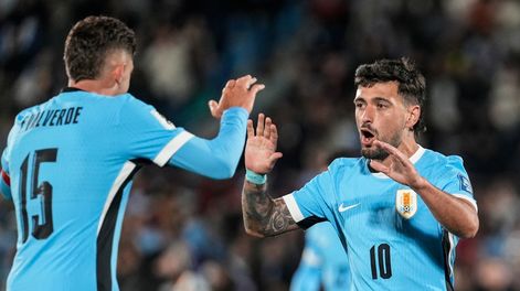 Federico Valverde y Giorgian de Arrascaeta festejan un gol de Uruguay durante un partido por las Eliminatorias al Mundial 2026.&nbsp;